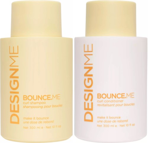 Twee flessen haarproducten, één voor krullenshampoo en één voor krullenconditioner, met roomkleurige verpakking.
