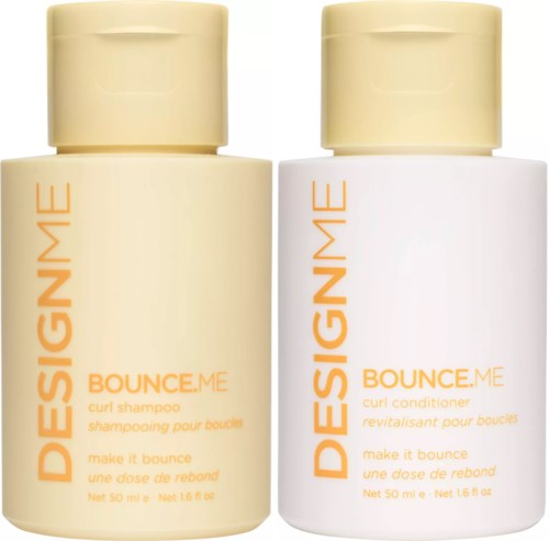 Två flaskor märkta Bounce.me curl schampo och balsam, med beige lock, krämfärgade och vita flaskor, och orange text.