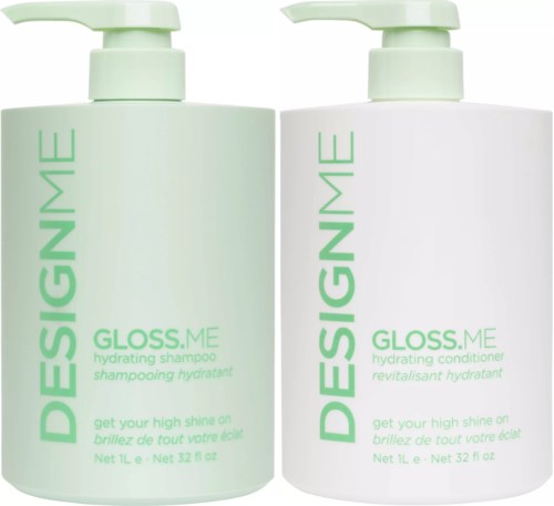 Twee witte flessen met groene labels en pomp, één voor shampoo en één voor conditioner, beide van GLOSS.ME.