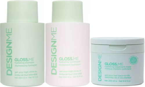 Tre hårpleieprodukter i lysegrønne og hvite flasker og en liten beholder, merket med 'DESIGNME GLOSS.ME'.