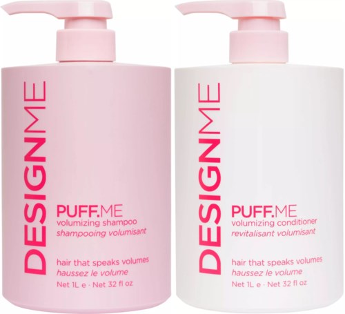 Twee roze en witte flessen met pomp, gelabeld "DESIGN ME PUFF.ME" voor volume.