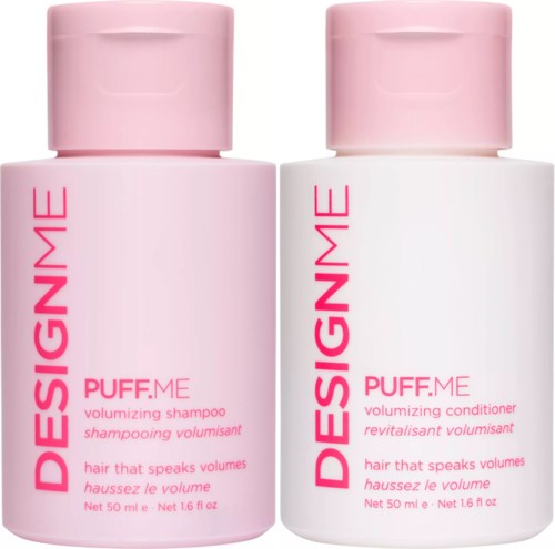 Twee roze en witte flessen met label PUFF.ME, haarverzorging, met roze doppen.