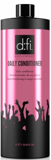 En rosa och svart flaska märkt 'd:fi Daily Conditioner' med silhuetter av människor som dansar längst ned.