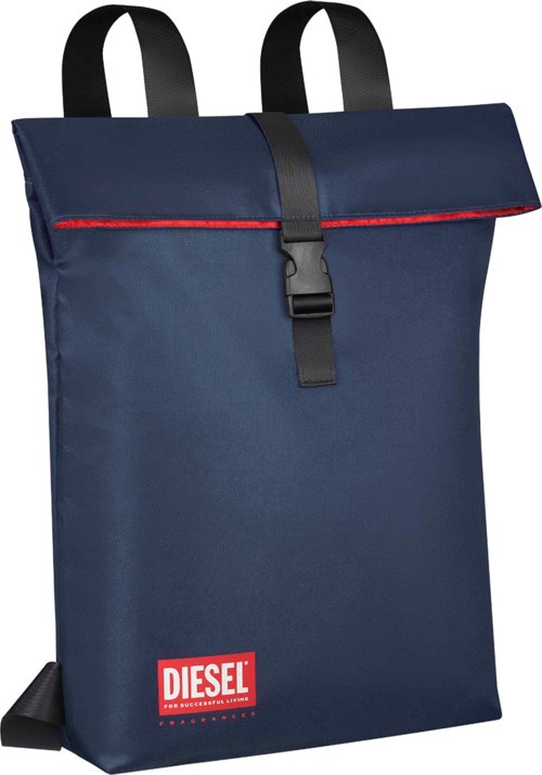 Ein blauer Rucksack mit schwarzen Gurten und einem roten Diesel-Logo. Er hat einen Klappe mit Schnalle.