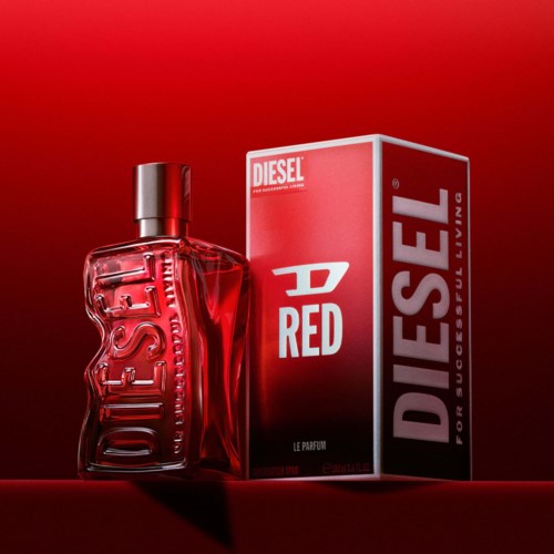Punainen tuoksupullo ja sen laatikko, jossa lukee Diesel Red, punaista taustaa vasten.