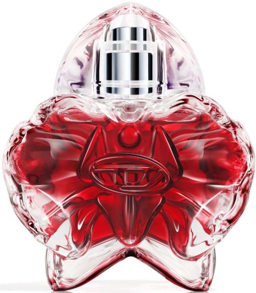En gennemsigtig parfumeflaske formet som et superhelteemblem med rød væske og sølvhætte.