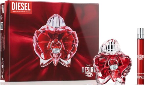 Een Diesel-parfumfles met een rood hartvormig glas en een bijpassende rode parfumstift voor een doos.