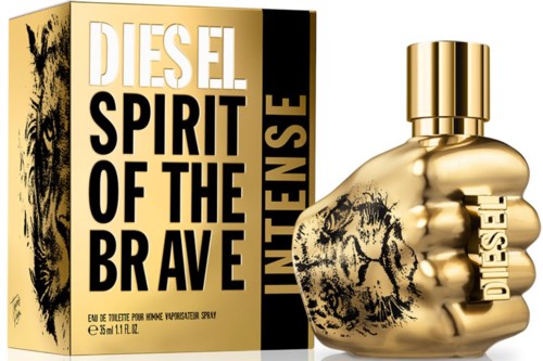 Eine goldfarbene Parfümflasche in Faustform neben einer Box mit fettem Text für Diesel Spirit of the Brave.