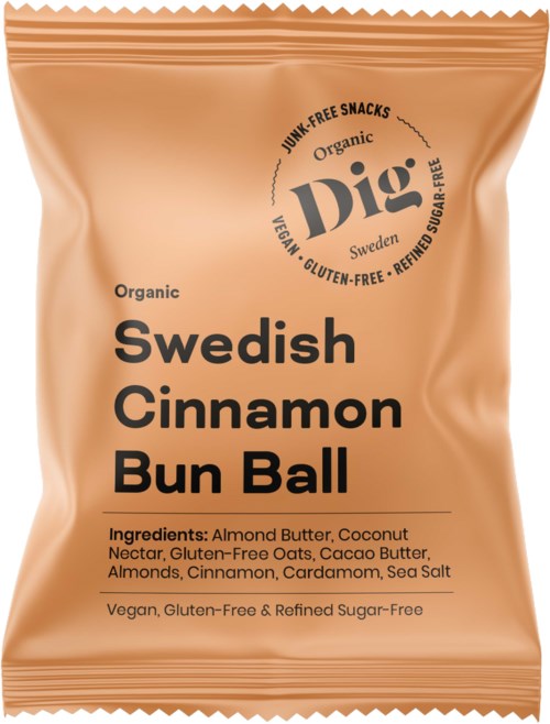 Eine karamellfarbene Snacktüte mit der Aufschrift 'Swedish Cinnamon Bun Ball' mit Zutaten und Gesundheitshinweisen.