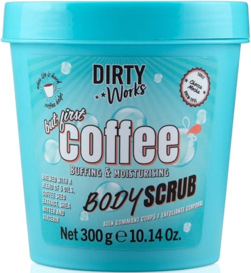 Een blauwe container met lichaamsscrub genaamd "Dirty Works" met koffie-ingrediënten voor hydratatie en dode huid verwijderen.