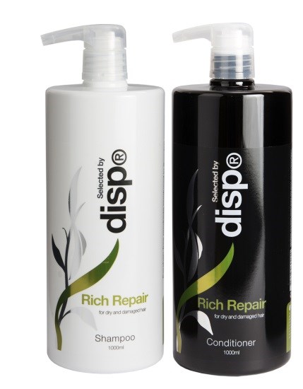 To flasker med hårpleieprodukter, en hvit merket 'Shampoo' og en svart merket 'Conditioner,' begge med pumpe.