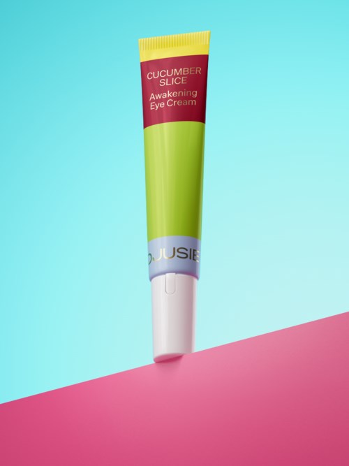 Eine Tube mit Gurkenscheiben-Wachau-Augengel steht aufrecht vor einem halb blauen, halb pinken Hintergrund.