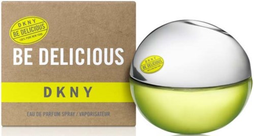 En DKNY 'Be Delicious'-parfymflaska med grönt innehåll och en matchande låda med gul och brun design.