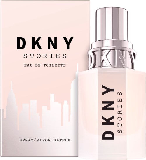 Eine DKNY Stories Parfüflasche und -box mit einer Stadtsilhouette im Hintergrund.