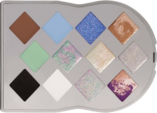 Eine bunte Lidschattenpalette mit 12 Farben in einer gebogenen silbernen Hülle.