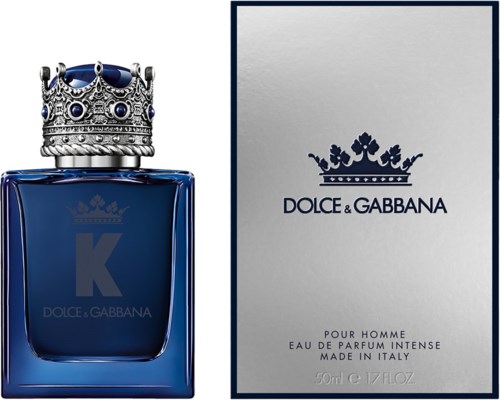 En blå parfymflaska med en silverfärgad krona som lock, bredvid en vit box med en krona och text. Flaskan heter Dolce & Gabbana.