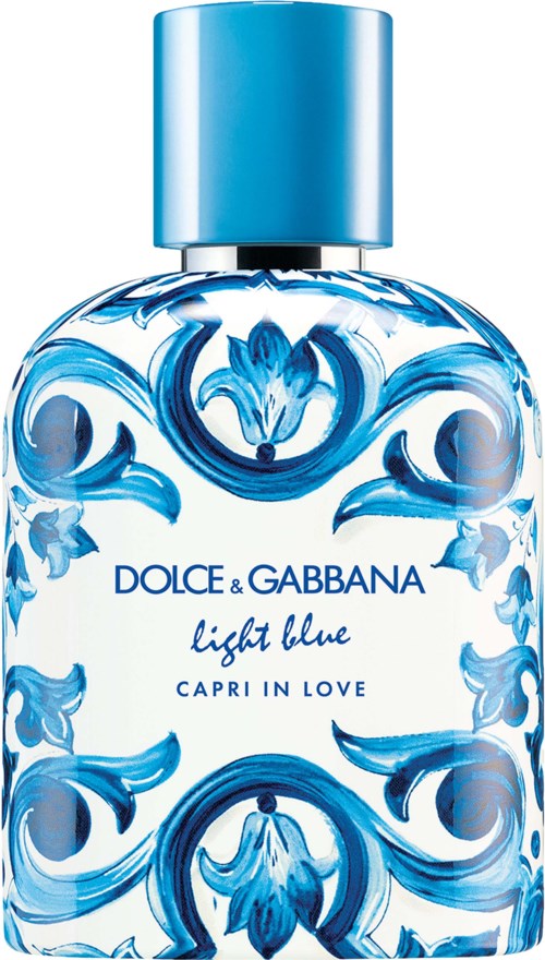 En klar blå parfymeflaske med intrikate blå mønstre, merket "Dolce & Gabbana Light Blue Capri in Love."