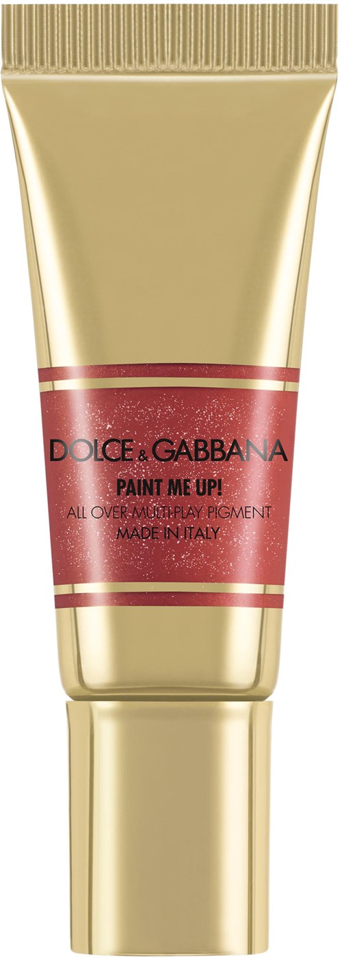 En gylden tube med en rød etiket, der står 'DOLCE & GABBANA PAINT ME UP!' og 'ALL OVER CREAMY PAINT MADE IN ITALY.'