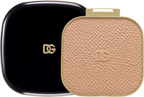 Makeuppalettes med DG-logo, sort låg og beige tekstureret pudder.