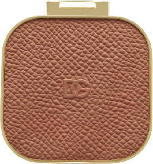 En kvadratisk blush-kort med tekstureret overflade og et lille logo i midten.