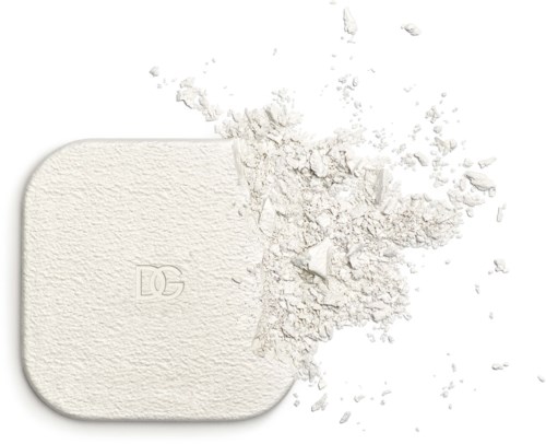 Hvitt pulver kommer ut av en tablett med en logo. Pulveret er spredt rundt. Tabletten ser rund og flat ut.