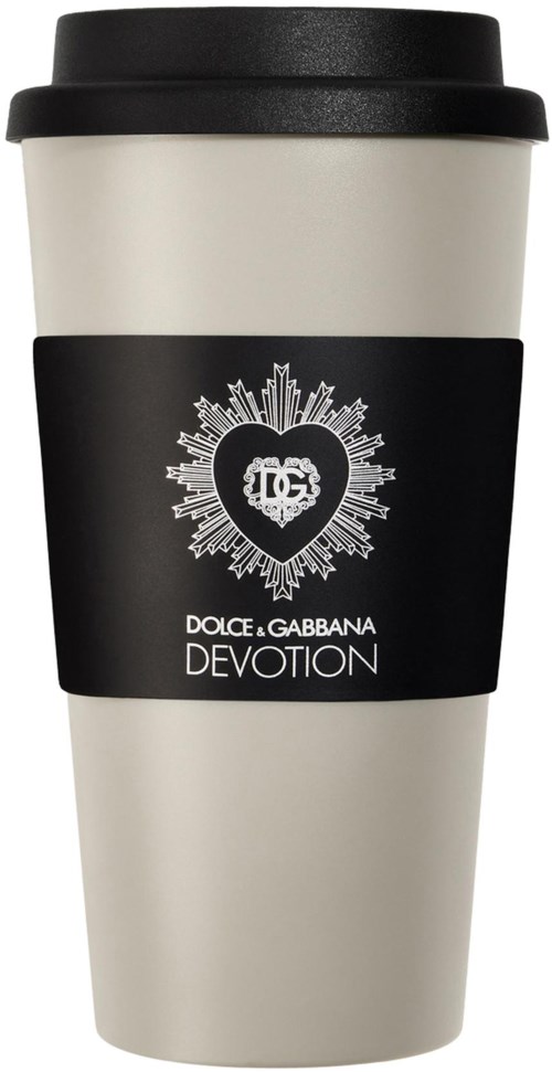 En vit resemugg med svart lock och svart sleeve. Den har en Dolce & Gabbana Devotion-logga på.