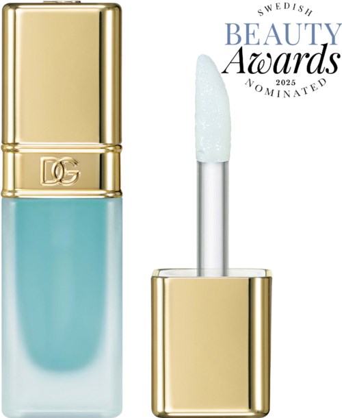 Een blauwe lipgloss met gouden dop en een witte applicator. Een Zweeds beauty award-logo is ook zichtbaar.