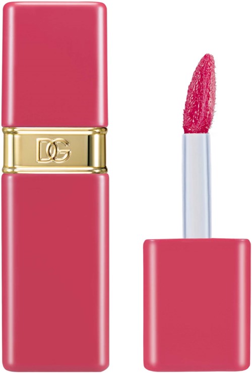 Ein pinker Lippenstift in rechteckiger Hülle mit goldenem Band und Logo. Der Applikator zeigt pinken Glanz.