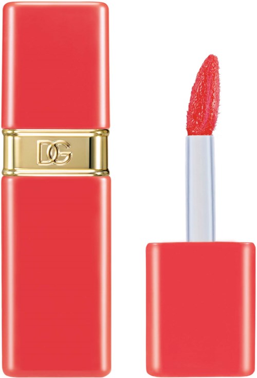 Ein roter Lippenstift mit Goldband und ein passender Lippenstift mit offener Kappe, zeigt die Lippefarbe.