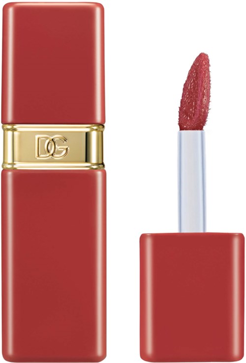Ein roter Lippenstift mit goldener Binde und D&G-Logo, mit entfernten Deckel.