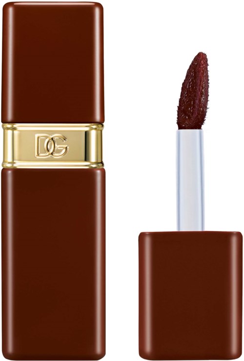 Ein Lippenstift mit braunem Gehäuse und goldener Band, zeigt die Spitze mit dunkel rötlich-braunem Lippenstift.