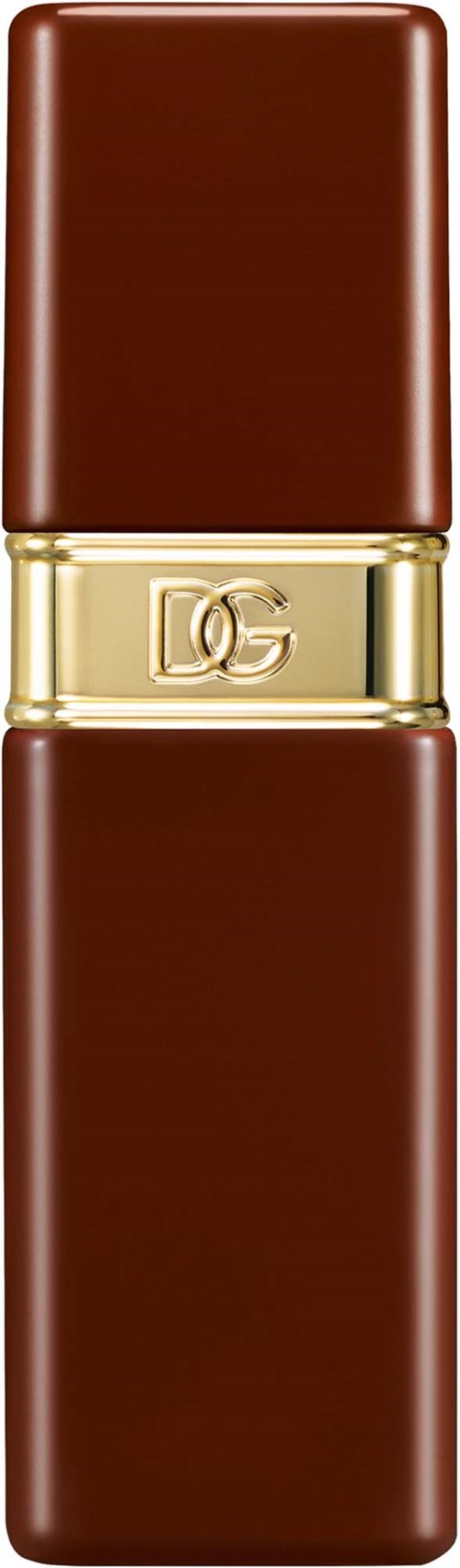 Ein Lippenstift mit braunem Gehäuse und einem Goldring mit eingraviertem DG vor schwarzem Hintergrund.