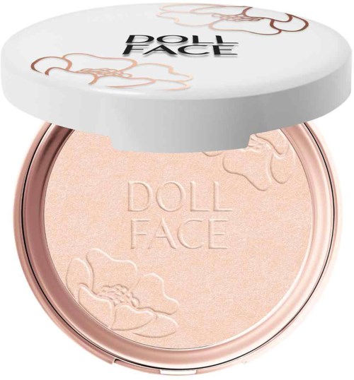 En rund beholder med lys rosa pulver og hvit lokk med teksten 'DOLL FACE' og skytegn.