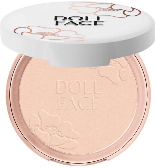 Kompakt z pudrem i białą pokrywką. Pokrywka ma chmury i napis "DOLL FACE".