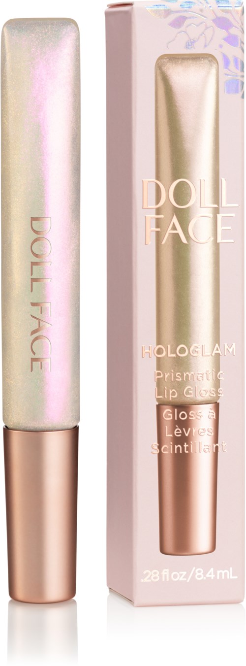 En tube med lipgloss som heter Doll Face Hologelam ved siden av sin rosa eske. Produktet har et glinsende, iriserende ytre.