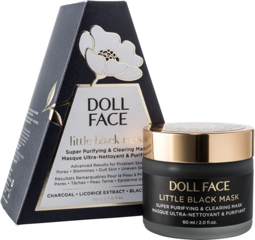 En svart eske med en blomst på og en krukke merket 'DOLL FACE Little Black Mask' for ansiktsrensing.