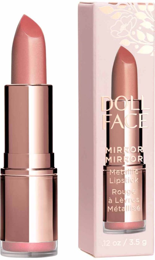 Et rosa leppestift i en blank sølvrør, med emballasjeboksen ved siden av. Boksen sier "DOLL FACE" og "Mirror".