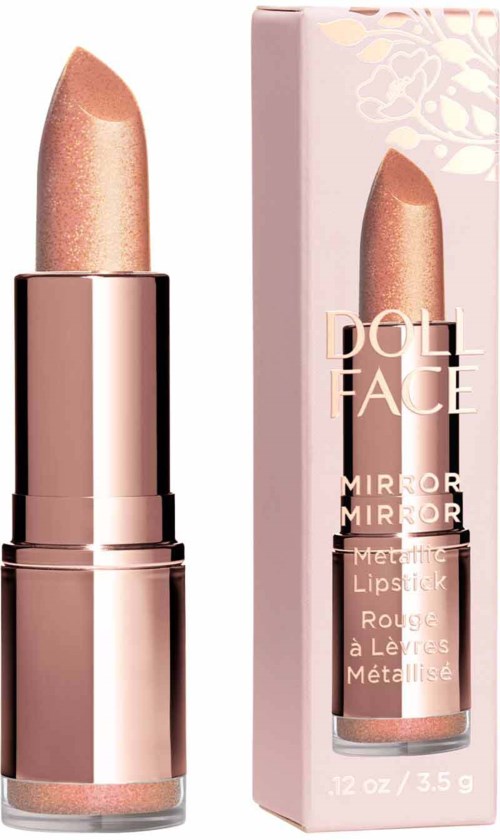 Metaliczna szminka w odcieniu różowego złota, obok jest opakowanie z napisem Doll Face Mirror.