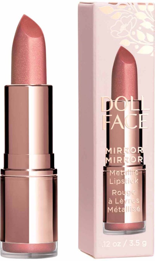 Et rosa metallisk leppestift ved siden av sin rosa eske, merket 'Doll Face Mirror Mirror'.