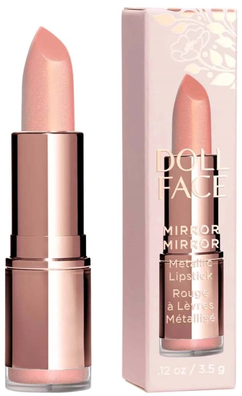 En rosa-lignende leppestift i en skinnende sølvhylse med dekorativ eske, merket 'Mirror Mirror' og 'Metallic Lipstick Rouge' med vektdetaljer.