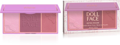 En rosa sminke-palett med tre nyanser og et rosa-lilla deksel, sammen med emballasjen i klar plast.