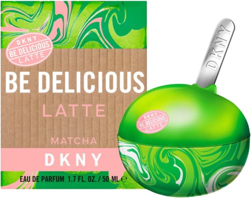 En DKNY Be Delicious parfymeeske og en epleformet parfymeflaske med en stokk. Grønn og rosa farger med marmorete design.