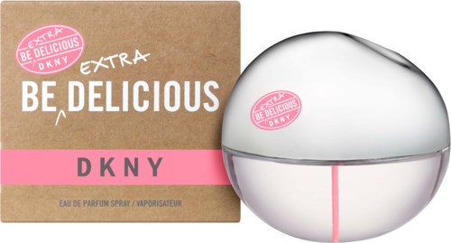 En DKNY-parfymflaska med en rosa etikett och matchande rosa accent, bredvid produktlådan.