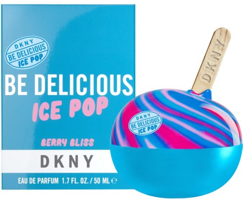 En blå låda med en rosa och blå glass och en träpinne märkt DKNY. Boxen har text om parfym och glasspinnar.