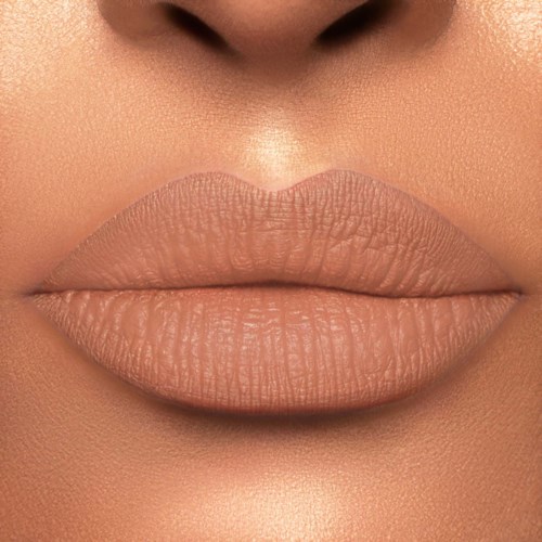 Close-up van volle lippen en deel van de neus met gladde huid en natuurlijke kleur.