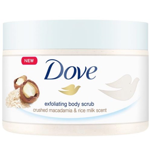En vit burk med Dove exfolierande kroppsskrubb med doft av krossad makadamia och riskum, visar två nötter och grädde.