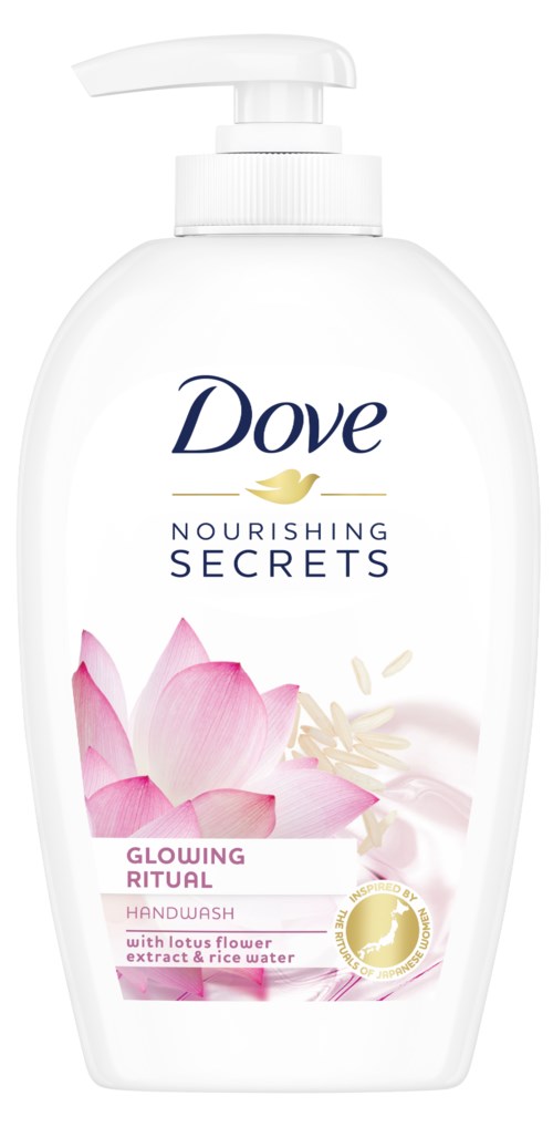 En hvit pumpeflaske av Dove Nourishing Secrets body wash med lotusblomst, riskvann og rosa blomster.