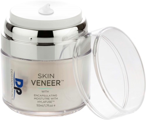 En burk med hudvårdskräm med ett silverlock, märkt 'Skin Veneer' och 'Hydrating Moisture'.