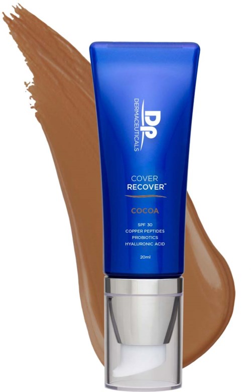 Eine blaue Hautpflegepackung mit der Aufschrift 'Cover Recover Cocoa' und brauner Creme im Hintergrund.