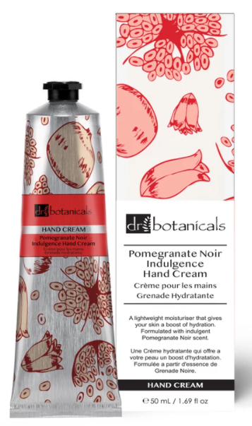 Det är ett rör och en förpackning av Pomegranate Noir Hand Cream med en röd och vit design med fruktillustrationer.